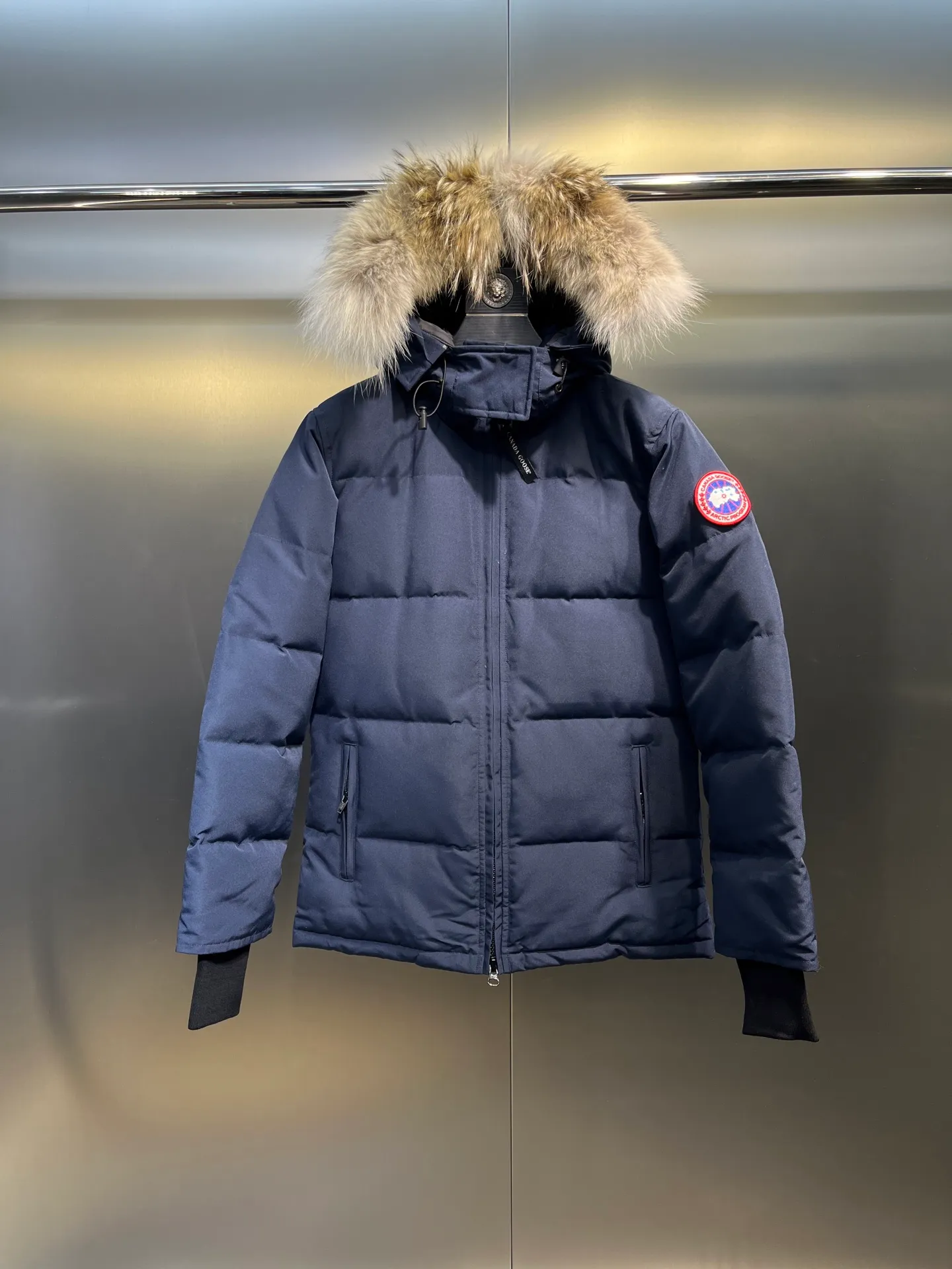 P860 Canada Goose Canada # Expedition04 Parker, a treasure of Canadian origin! Limited supply worldwide! Canada Goose Model 04 is a top-notch couple model, polar cold-proof outdoor series fur collar detachable hooded parka down jacket, the first Goose in 2024. I hope my partners like the top quality, and I hope everyone can evaluate it together! The most popular cool items of the Big Goose family in 2024 are online. The same popular product of Yi Yang Qianxi is said to be a joint limited edition Big Goose that cannot be bought in autumn and winter. If you dislike the sameness of the Big Goose in the past, then this model will definitely give you a different experience! This year's most powerful couple's collection for autumn and winter is online, a top-notch luxurious ready-to-wear style, paired with an outdoor warm down jacket with great style and charm! The most standard and classic items of the Daye family in the past two years are equipped with unique reflective stripes for embellishment, which further shows the high-end fashion performance effect. With the embellishment of hardware buckles, it has excellent performance effect. The upper body is clean, simple and elegant, even for urban leisure. It is suitable for various occasions. Designed with large pockets, this model has a large capacity and is equipped with reflective stripes, making it safer at night. It is suitable for various adventure activities. It is made of windproof and waterproof technical materials. The interior is filled with full white duck down, which is absolutely cold-proof and warm. It also has a stand-up collar design and fine fluff at the collar, with meticulous attention to detail! The charm of this model is also more spiritual, and the upper body has more temperament and specifications. It perfectly shows the ultra-high standard of fashionable performance of this model, integrating outdoor and life, and you can even create high-street wear! The most pinnacle limited-edition goose that we have presented so far, both in terms of design and detailed materials, it is completely outstanding. The grand and evergreen version design is matched with cool reflective elements. The overall appearance can be said to be quite high, and it has that kind of powerful outdoor performance! It combines high-end casual attributes with high-street style. It is high-grade, domineering, warm, and beautiful. The visibility of the upper body is quite strong, and the configuration of the owl element is highly brand-recognizable. It fully complements the overall brand performance and visual effects, and also has the high-end sense of fashion and fashionable performance. It is a must-buy product because it is the most awesome down brand on the planet and one of Canada's three national treasure brands. It is also a sentimental down luxury brand. In the field of polar cold-proof clothing, Goose has made an irreplaceable contribution... Size: xs s m l xl
